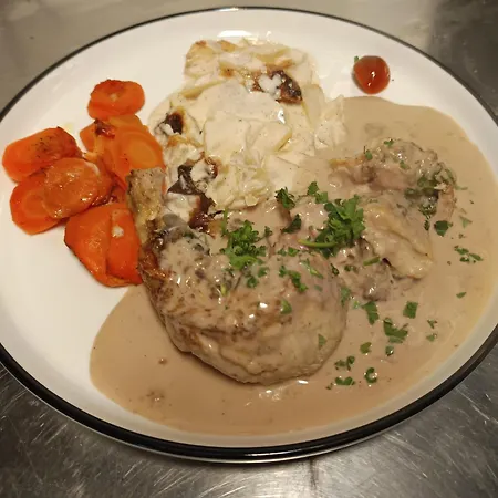 Logis Restaurant La Chaumiere 罗纳河畔的图尔农